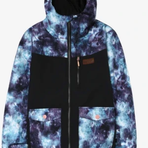 Mönstrad jacka från Rip Curl - Säljer en cool  skidjacka från Rip Curl med ett unikt mönster i blått och svart. Jackan har en dragkedja framtill och praktiska fickor med knappar. Perfekt för kyliga dagar med sin långa ärmar och skyddande huva.