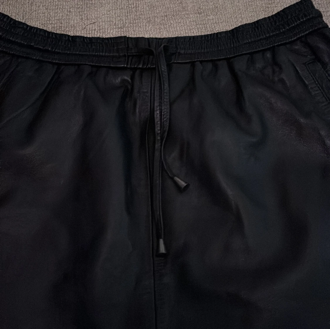 Svart skinn kjol från Second Female - 1