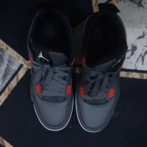 Svarta och röda Nike Air Jordans - Snygga Nike Air Jordans i svart med röda detaljer. Skorna har en bra kvalitet och priset kan diskuteras 