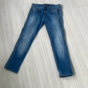 Blå jeans från Replay - Säljer ett par snygga blå jeans från Replay. Midjemått är W31 och längd 34.