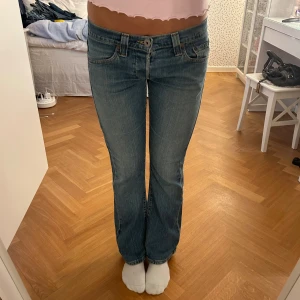 Levis bootcut jeans  - Innerbenslängd:75 , andra mått ser ni på bilderna! Kom privat om ni undrar något💗😊