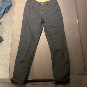 Svarta byxor från Vailent - Snygga svarta byxor/chinos från Vailent i storlek S. De har en klassisk design med raka ben och en bekväm passform. Perfekta för en stilren look.