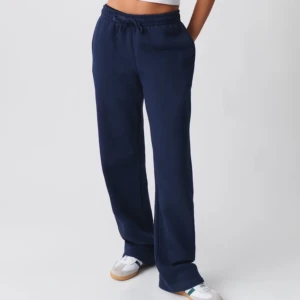 Mörkblå mjukisbyxor - säljer mina snygga och bekväma mörkblå mjukisbyxor från Gina då dem inte kommer till användning! jätte bra skick bara använda några fåtal gånger. köpes för 300kr säljer för 190kr