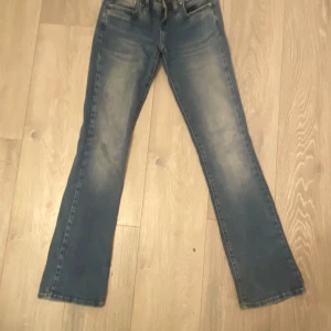 Blå bootcut jeans från LTB - Snygga blå bootcut jeans från LTB med låg midja. Perfekta för en avslappnad stil. Tillverkade i Turkiet med en klassisk tvätt som ger en cool look.