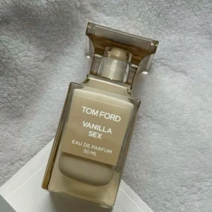 Tom Ford Vanilla Sex Eau de Parfum 2ml - Elegant parfymflaska från Tom Ford med doften Vanilla Sex. Flaskan är stilren och genomskinlig med en beige ton, vilket ger en lyxig känsla. Perfekt för den som älskar varma och sensuella dofter.