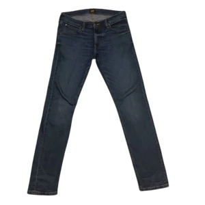 Lee luke jeans - Snygga blå jeans från Lee i storlek W29 L32. Jeansen är så gott som nya och har inga defekter alls och färgen är mellan ljus blå och blå med en as skön Wash design längds benen.