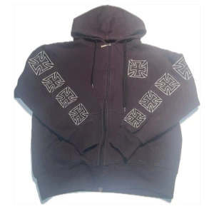 Svart hoodie från Road House - Cool svart hoodie från Road House med dragkedja och tryck av kors på ärmarna och ryggen. Tillverkad i en blandning av bomull och polyester. Väldigt varm. 