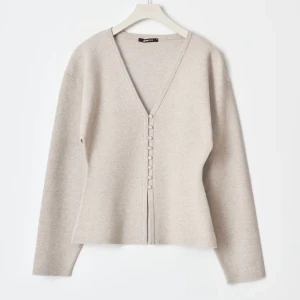 Beige kofta med knappar - Kofta från Gina trixat, använd en gång