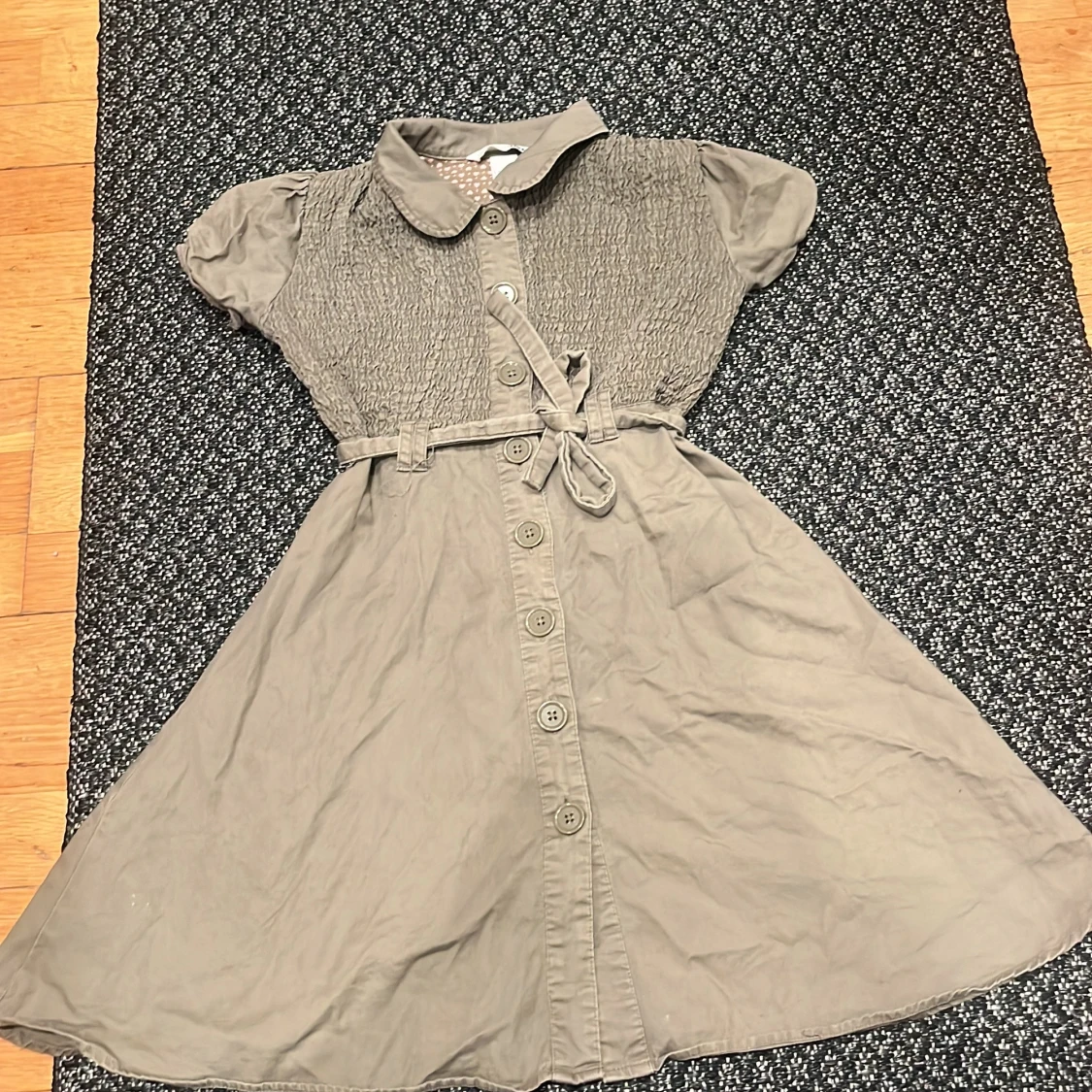 Grön klänning med knappar