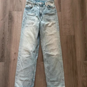 Ljusblå jeans - Jeans från Monki i en ljusare blå färg Storlek: 25  Finns ett antal märken på byxorna (se bild 4 & 5) 