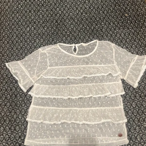 Vit spetströja - En genomskinlig vit spetströja perfekt till sommaren!