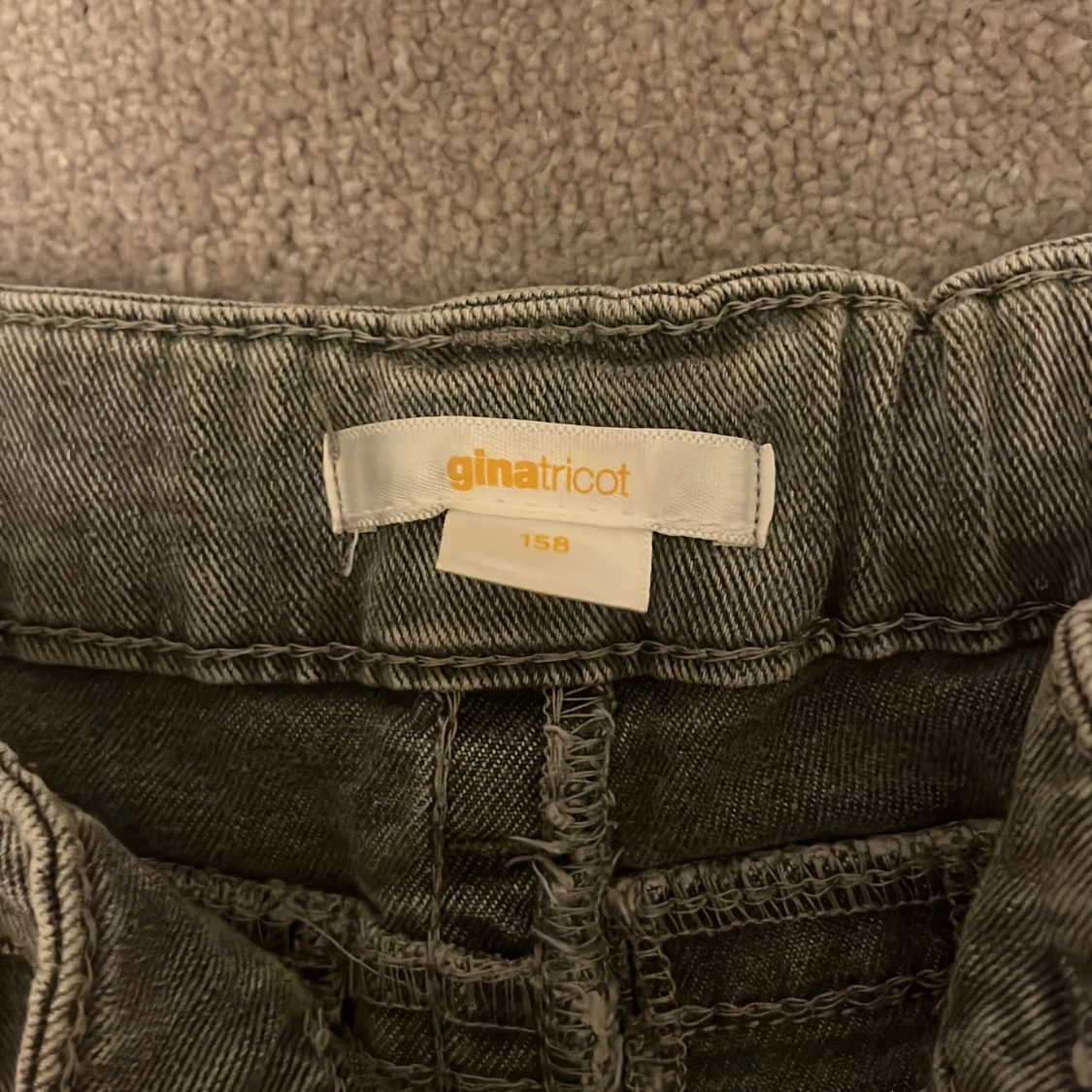 Grå jeansshorts från Gina Tricot - 2