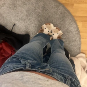 Blå bootcut jeans - Snygga blå bootcut jeans med en klassisk femficksdesign. De har en bekväm passform och är perfekta för en avslappnad stil. Jeansen har en dragkedja och knapp framtill.