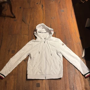 Vit Moncler tröja  - Hej säljer nu min Moncler kofta. På grund av att den är för liten. Har använt den 1 gång. Så den är i bra skick o de finns inga defekter på den. Hör av dig om du är intresserad.