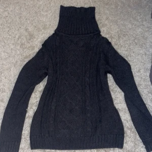 Stickad polotröja  - Skön stickad polotröja från Esmara. Det står att den är i L men skulle mer säga att den sitter som en M🩷