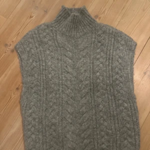 Grå stickad väst från Istay  - Jättefin grå stickad tröja utan ärmar från istay! Knappt använd. Storlek XS men skulle säga är mer S/M