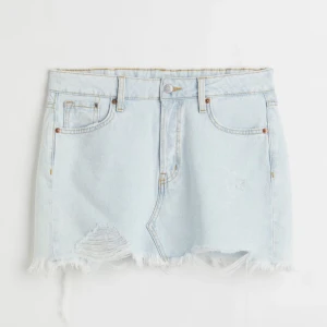 Ljusblå jeanskjol  - En ljusblå jeanskjol från H&M som verkligen passar till allt! Har även lite ”slitnings” detaljer, som är sååå snyggt. Storlek S men passar även M🩵