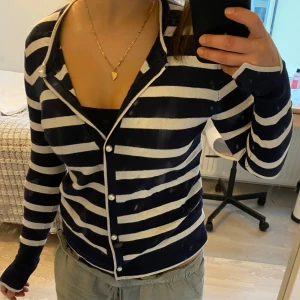 Randig kofta från Zara  - As snygg randig kofta från Zara. Har blivit för liten vid bysten. Den har pärl knappar och är en av mina favoriter❤️