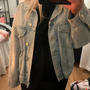 Ljusblå jeansjacka ginatricot - Ljusblå jeansjacka från ginatricot storlek S💞köpt för 700kr säljer för 250 då den är i nyskick❤️ Jättefin till vår och sommar🥰 