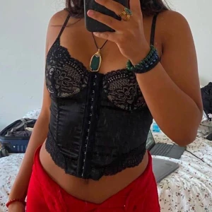 Svart korsett - Svart korsett med axelband, endast testad. Storlek S