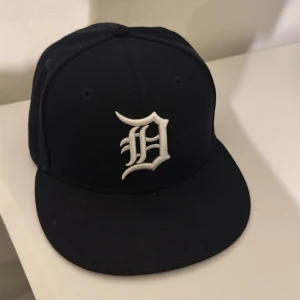 Svart keps från New Era - Snygg Marinblå keps från New Era säljer då den är förstor för mig 