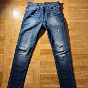 Mörk blåa jeans - Säljer ett par snygga blå jeans med små slitningar. bekväm straight passform, hör av dig vid mer frågor eller bara funderingar🤗 St 29/32.