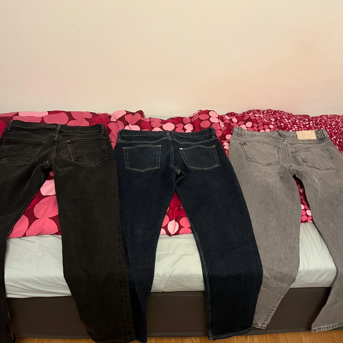 Tre par jeans i olika färger - 1