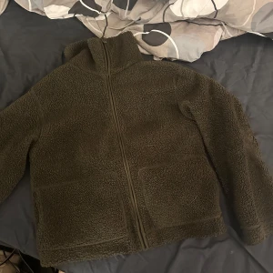 H&M Teddy Jacka - Mörkgrön Teddy jacka från h&m storlek M men sitter som en xs/s. Perfekt skick