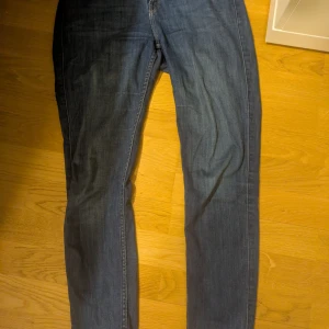 Lee Blå jeans Scarlett High - Snygga blå jeans med hög midja och en klassisk design. Perfekta för en avslappnad stil. De har en smal passform som framhäver benen och är tillverkade i ett bekvämt material.