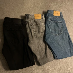 Jack & Jones jeans combo - Alla jeans i top skick och endast använda ett par gånger. Du får alla jeansen tillsammans för ett mycket rimligt pris och jag fraktar snabbt. Stycke pris ligger på 599kr, men du får alla tillsammans för 300kr. Storleken är samma på de gråa och blåa medans de svarta är lite kortare men samtidigt så är det en annan modell: relaxed/chris. Alla sitter perfekt för sig som är vid 180 längden.