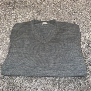 Filippa k v-ringad sweatshirt - Säljer denna snygga v-ringade tröjan från Filippa k. Storleken är M men passar även S och Xs. Ända defekten syns på bild 3. Men det syns nästan inte. Nypris 1300, mitt pris 500 (går att diskuteras) hör av dig vid minsta funderingen!😄