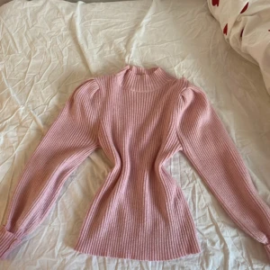 Rosa ribbad tröja från ONLY - Säljer en söt rosa ribbad tröja från ONLY i storlek XS. Tröjan har långa ärmar och en hög krage som ger en mysig känsla. Perfekt för kyligare dagar och lätt att matcha med jeans eller kjol. 💖
