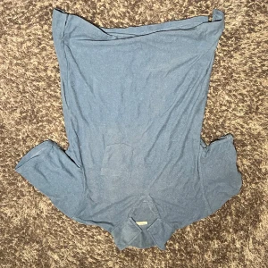 Blå frotté piké från John Henric - Säljer en blå frotté piké. Perfekt för en avslappnad stil. T-shirten har korta ärmar och en enkel design. Nypris: 799kr