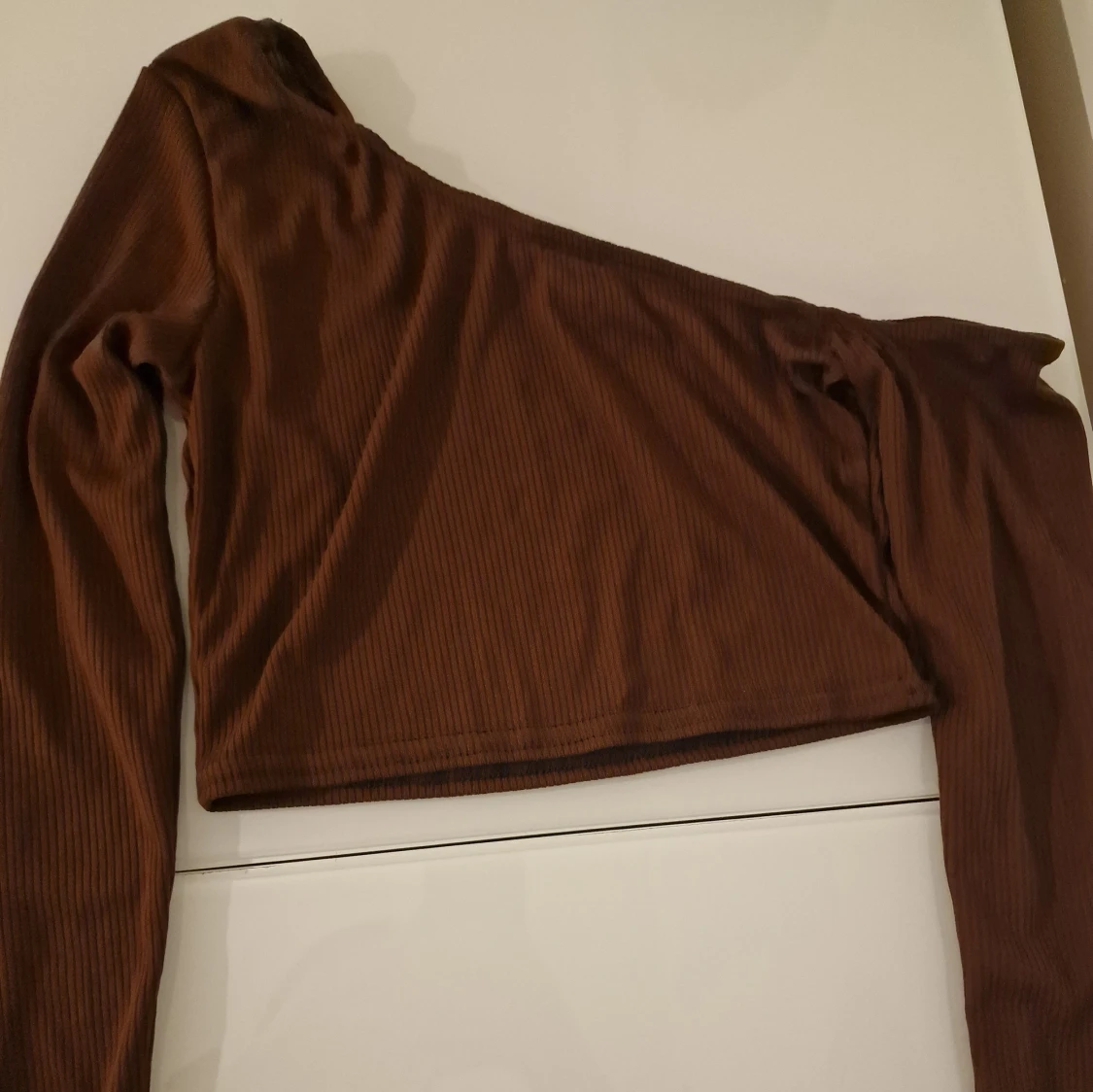 Brun offshoulder topp från PrettyLittleThing - 91