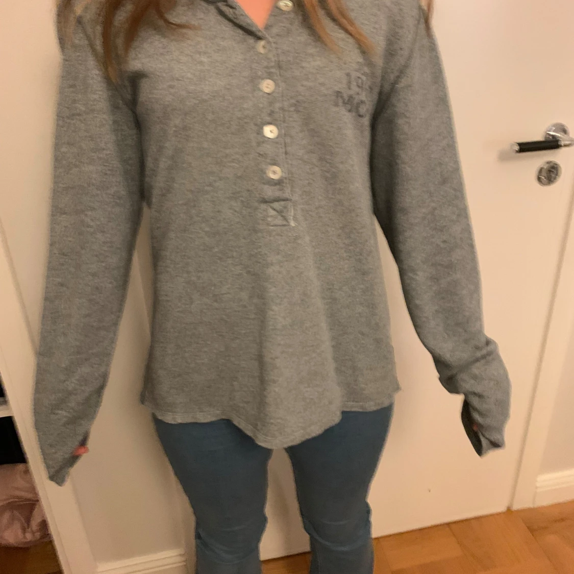 Grå långärmad tröja