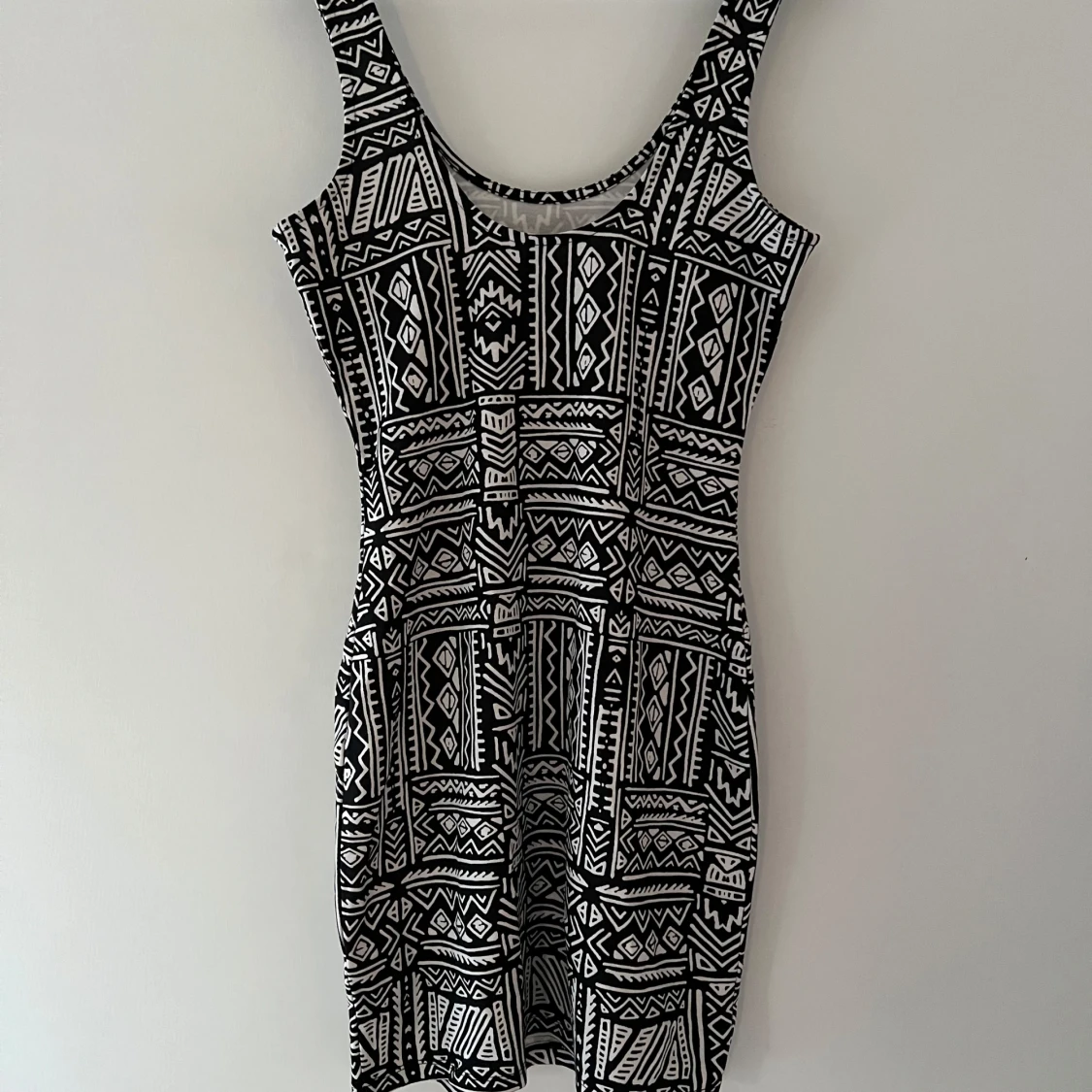 Svartvit mönstrad klänning - 90