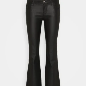 Svarta skinnbyxor med bootcut - Snygga svarta skinnbyxor med en trendig bootcut-stil. Byxorna har en klassisk femficksdesign och stängs med knapp och dragkedja. Perfekta för att ge din outfit en edgy touch.