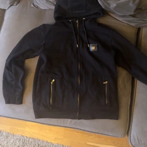 Svart zip från Mr Originals - Bra skick XL men sitter som L kom med pris