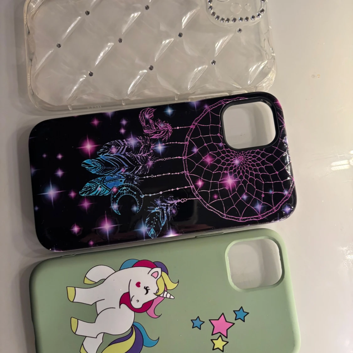 Tre mobilskal med olika motiv