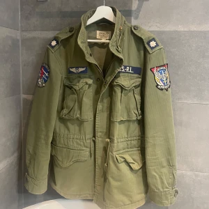 Polo Ralph Lauren Fieldjacket  - Hola 👋🏼•Säljer sjukt snygga gröna fieldjacket från Polo Ralph Lauren• Storlek M• Skick 9/10• Pris 2750• Skriv pm för frågor eller fler bilder• Caio👋🏼