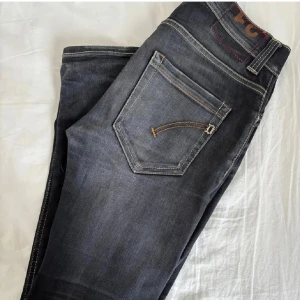 Dondup jeans george - Nu säljer jag mina dondup jeans i toppen skick.  Storlken på byxorna är W31. Priset är ej hugget i sten 🪨. Hör av er vid minsta frågor😁😁