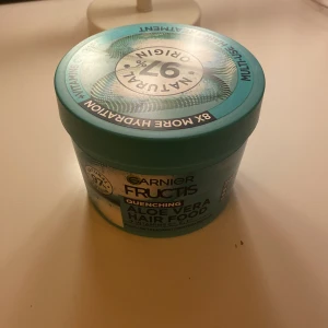Garnier Fructis Aloe Vera Hair Food - Säljer en hårmask/ (hair food)  från Garnier! Den är vegansk och nästintill oanvänd, använd max 1-2 ggr. var inte rädda att skicka prisförslag eller att skicka frågor!🥰