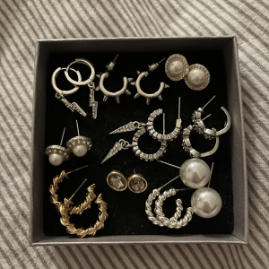 Blandade smycken - Blandade smycken från glitter, bik bok och hm! 15kr för ett par eller 50 för alla! Är ingen smyckesperson så de är knappt använda