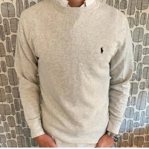 Ralph Lauren sweatshirt  - Säljer denna tröja ifrån Ralph lauren i mycket bra skick, inga tecken på användning finns.