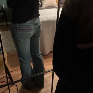 lågmidjade vintage jeans med broderad detalj - Säljer mina snygga vintage jeans med broderad detalj på bakfickan som tyvärr inte kommer till användning. De är bootcut och är lågmidjade och är i storlek M, US 6🫶 de är ifrån märket Fcuk, alltså french connection💗