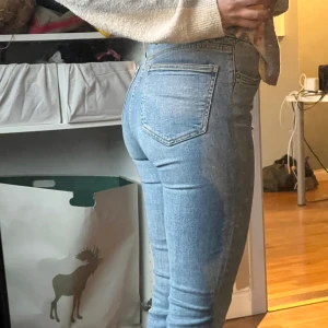 Blå jeans från Zara - Snygga blå jeans från Zara croppade med råa kanter. Sitter väldigt snyggt på🧚🏼‍♂️