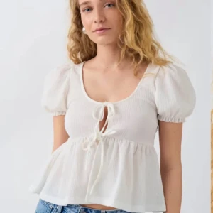 Vit blus med knytning - Vit blus från Gina i strl xxs! Är i mycket bra skick💕