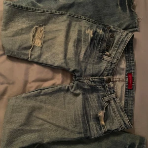 Low waist bootcut jeans - Skitsnygga ljusblåa vintage bootcut lowwaist jeans. Säljer pga blivit för små för mig. Omsydda till lite mer lowwaist sjäkv men inget som syns på och går att sprätta upp om man vill. Köpta för 700kr säljer för 450kr använda 2ggr så i nyskick. Skriv vid frågor o funderingar!🙌🙌