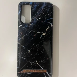 Mobilskal från iDeal of Sweden - Snyggt mobilskal med marmormönster i svart och vita detaljer från iDeal of Sweden. Skalet har en elegant design och skyddar din telefon med stil. Skalet passar till en Samsung galaxy S20+