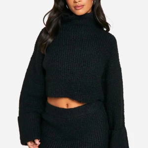 Svart stickad tröja - Säljer en svart stickad tröja med hög krage och croppad design. Tröjan är helt ny med prislapp från boohoo, endast testad.